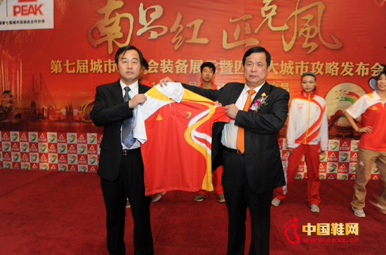 Ь��ƥ���f����С�𻨡��c�nӢ�۳�