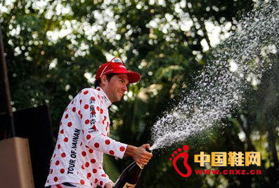 身披鴻星爾克各色領騎衫的選手們噴灑香檳慶祝