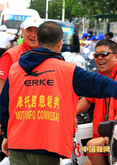 身穿鴻星爾克專業馬甲的摩托信息裁判