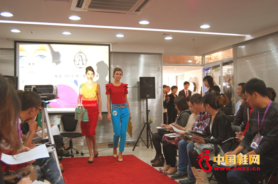 �V���ŵ�ŮЬ2012������ʾ��¡�����_