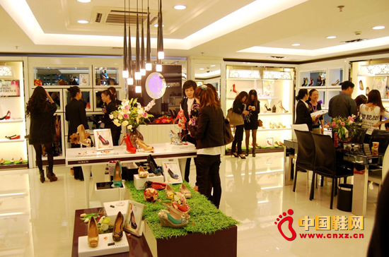 �V���ŵ�ŮЬ2012������ʾ��¡�����_