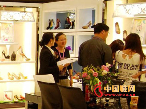 �V���ŵ�ŮЬ2012���k•�⡱������ʾ���A�M��Ļ