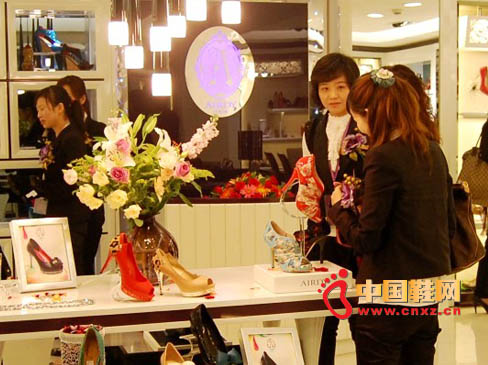 �V���ŵ�ŮЬ2012���k•�⡱������ʾ���A�M��Ļ