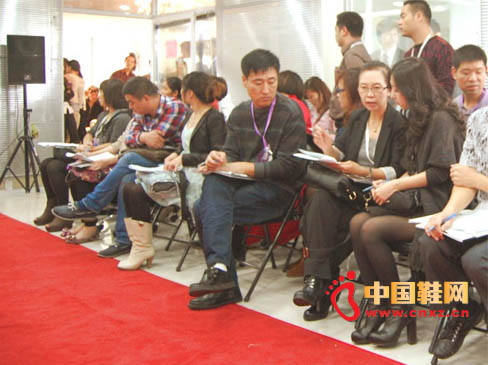 �V���ŵ�ŮЬ2012���k•�⡱������ʾ���A�M��Ļ