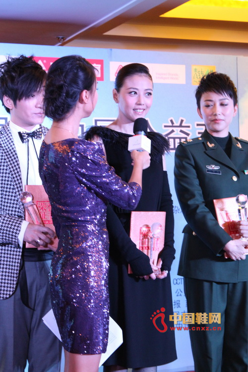 �ܺ���С��ȹ��tɫ�߸�Ь���๫�� ���@�����L��