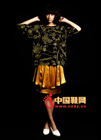 明黃色的線條勾勒出黑色的神秘