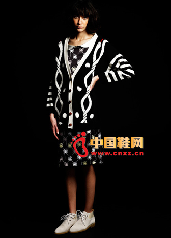 黑白的服飾顏色搭配是永恒的經典