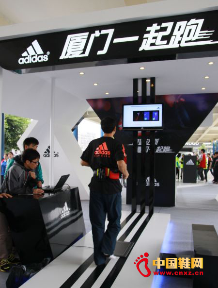 現場“足部掃描測試”