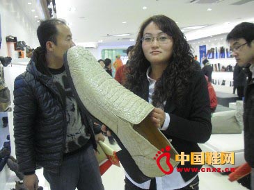 工作人員在展示巨無霸皮鞋