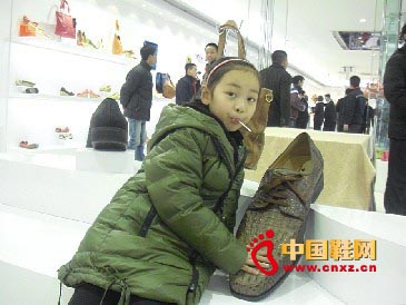 小姑娘與大皮鞋的合影