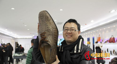 半米長的大皮鞋吸引了消費(fèi)者來合影