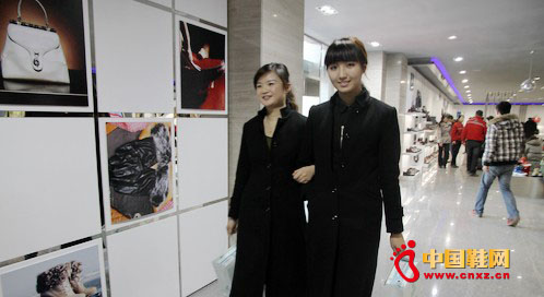 兩位時(shí)尚的消費(fèi)者滿載而歸