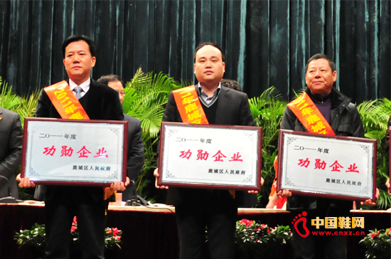 總經理潘建中(中)上臺接受表彰