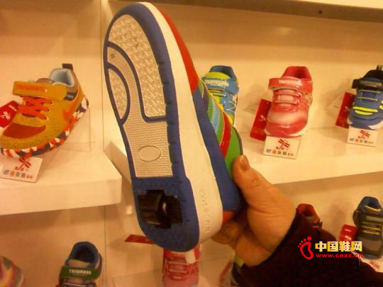 中小學生迷戀暴走鞋 多方提醒弊端多少穿為好