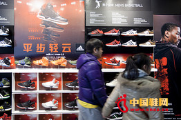 北京一家阿迪達斯零售店里的顧客