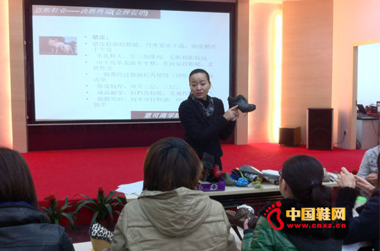 葉經理講解皮料知識