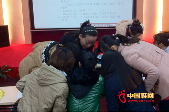 員工們互相交流心得