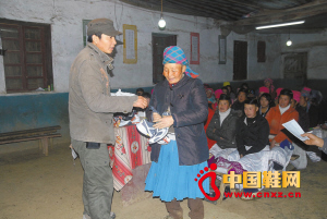 王霖到山區(qū)送鞋。