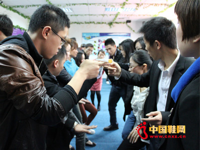 考驗團隊合作的食指放管子互動