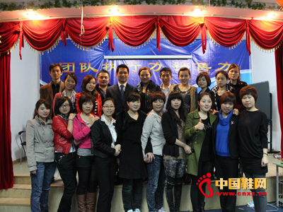 培訓結束后員工與周兵老師合影