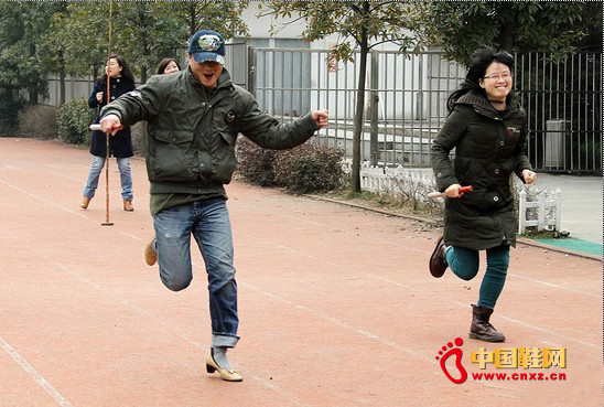 迎三八高跟鞋賽跑