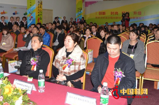 會場中的歐維思陳總