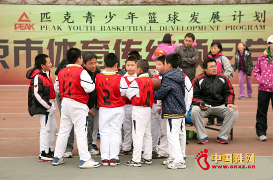 小球員專注聽教練指導