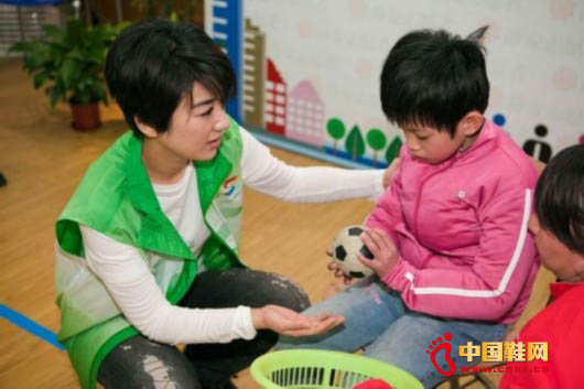 黃奕和唐氏綜合癥小朋友互動