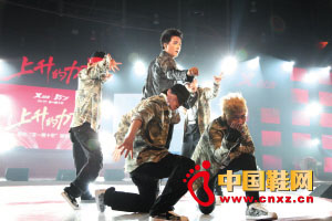 特步代言人韓庚現場表演