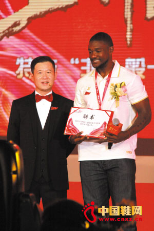 丁水波總裁與新晉代言人加特林合影