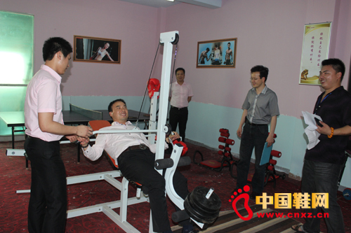 集團(tuán)領(lǐng)導(dǎo)在健身房試健身器材