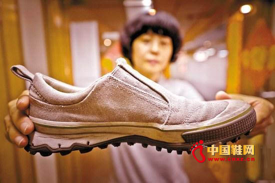 消費者新買的鞋子開裂了