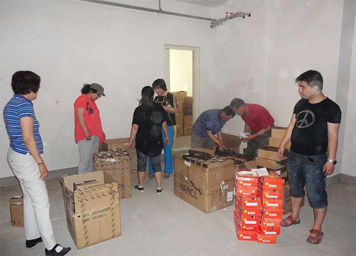 “思源•焦點”公益基金的工作人員和志愿者一起將922雙鞋打包