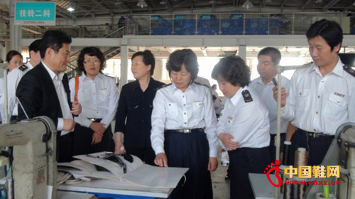 周艷群組長(右三)一行視察亨達股份技術中心