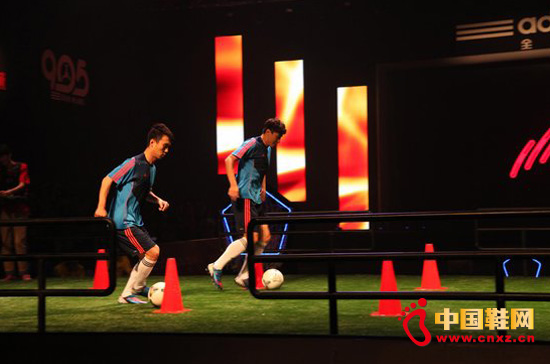 中國足球運動員李瑋峰和楊昊穿著新獵鷹進(jìn)行盤帶測試