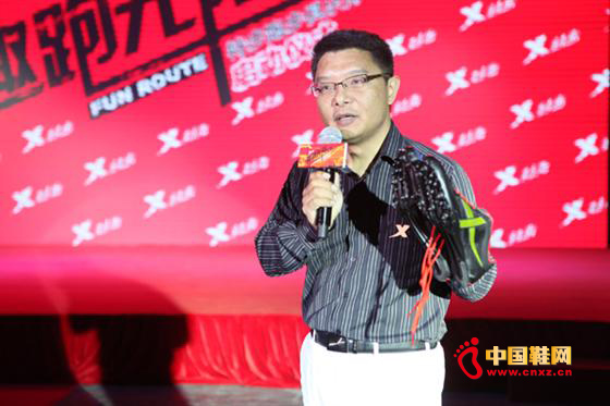 特步副總裁宋建宏現(xiàn)場(chǎng)講解加特林“奧運(yùn)戰(zhàn)靴”設(shè)計(jì)理念