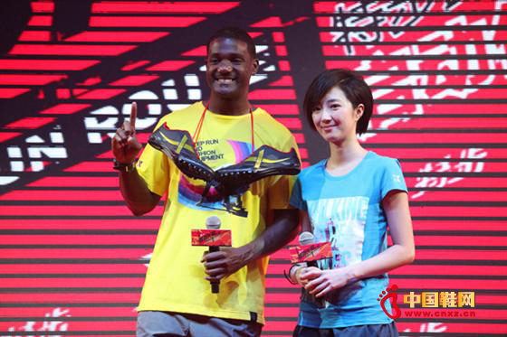 桂綸鎂代表特步贈(zèng)送加特林“奧運(yùn)戰(zhàn)靴”