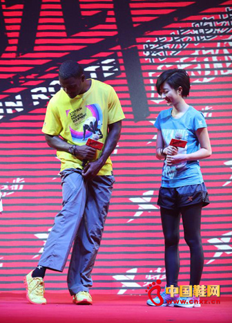 特步代言人加特林與桂綸鎂現(xiàn)場(chǎng)秀鞋