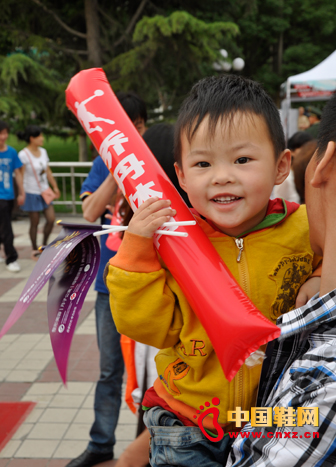 喬丹展示區(qū)旁手持加油棒的孩子