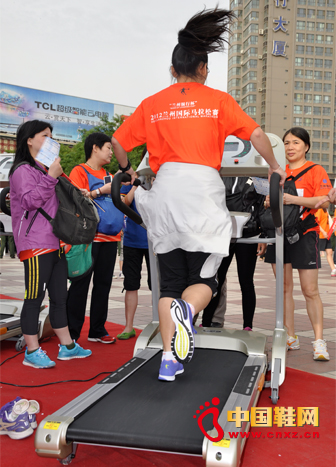 喬丹體驗區(qū)觀眾正在體驗“風行”跑鞋