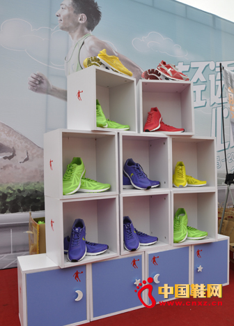 喬丹“風行”跑鞋展示區(qū)