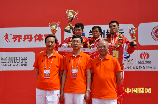 喬丹品牌營銷負責人黃濤(右二)為國內(nèi)組男子前三名頒獎