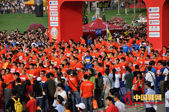 身批喬丹服裝的橙色海洋出發(fā)瞬間