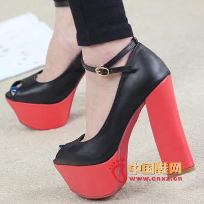簡(jiǎn)約拼色粗高跟超高跟防水臺(tái)魚嘴單鞋,超高跟的設(shè)計(jì),更顯您的氣場(chǎng)呢