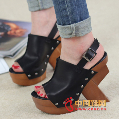 粗跟防水臺(tái)超高跟露趾后絆帶涼鞋,任您展現(xiàn)獨(dú)特的大牌范兒呢