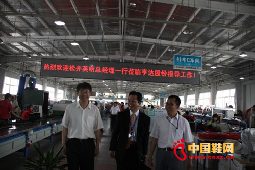 在亨達股份副總經理楊東賢(右一)、文化顧問郭光(左一)的陪同下,松井英明總經理(右二)參觀和諧車間。