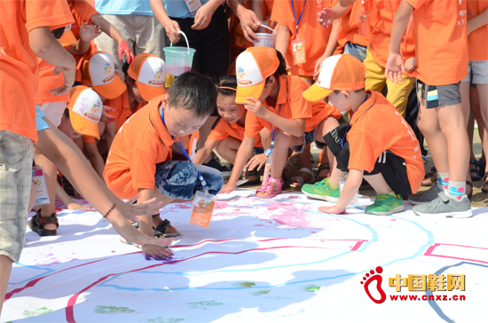全體營員在印有奧運五環的露天地貼logo中快樂地涂鴉五環形狀