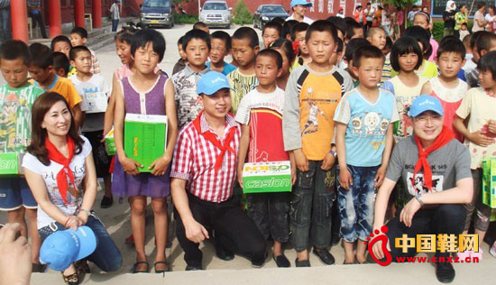 卡西龍董事長丁燦陽先生、卡西龍甘肅分公司總經理金晨紅女士及中品機構王漢武主席與孩子們合照