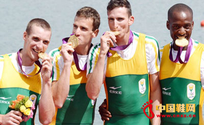 賽艇男子輕量級四人單漿南非組奪冠,隊員們親吻金牌