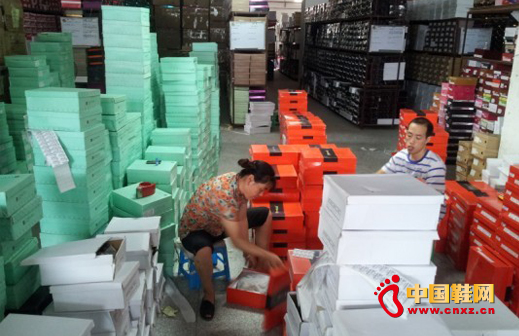 歐維思品檢部一角,大家都在加班加點檢查秋款